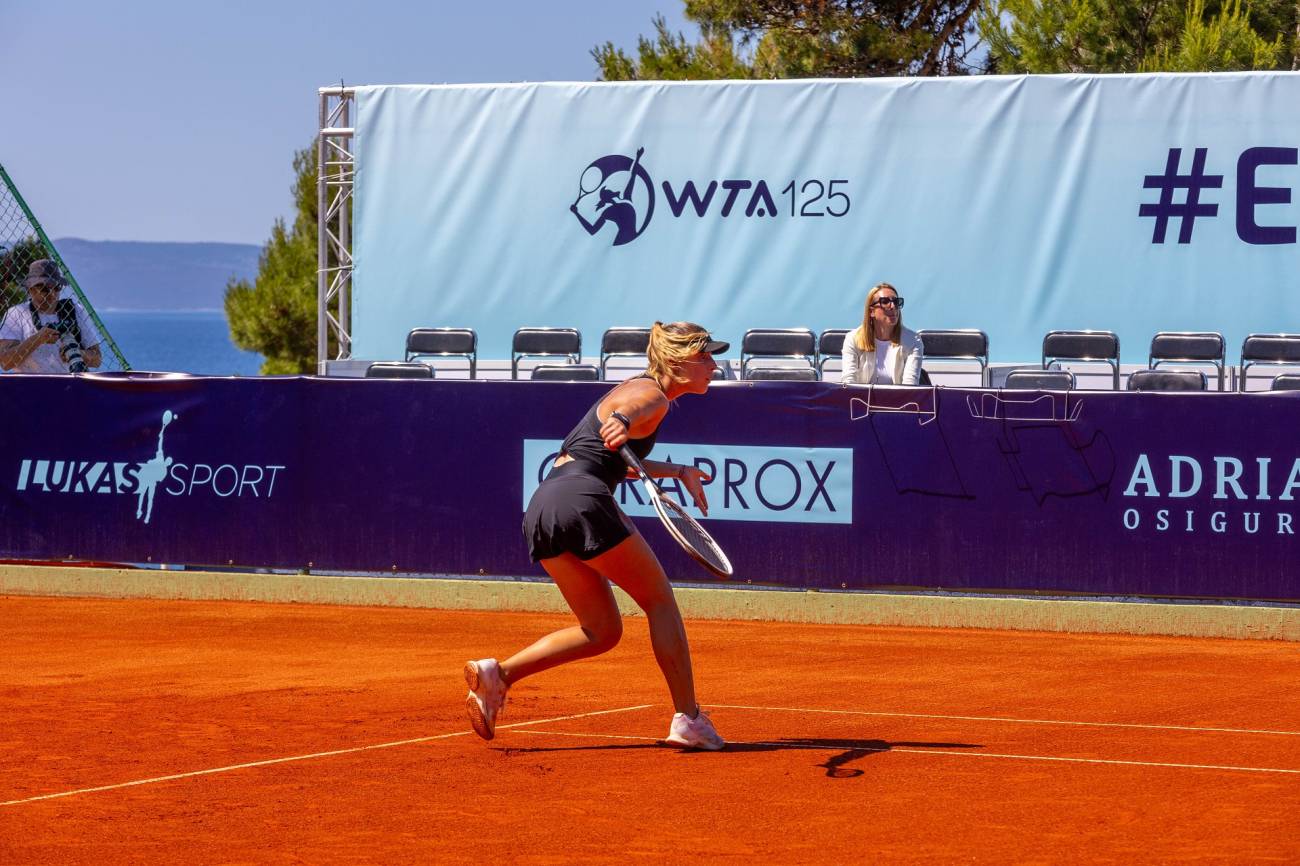 Iznenađenje dana na WTA Makarska Openu: mlada Splićanka Sara Svetac pobijedila francusku tenisačicu Kristinu Mladenović